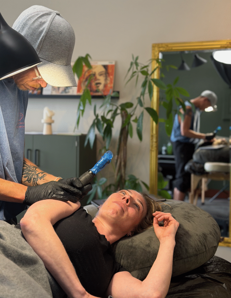 Kristian Ravn hos Tattoo Ebeltoft tatoverer en kunde, og det gør ikke ondt