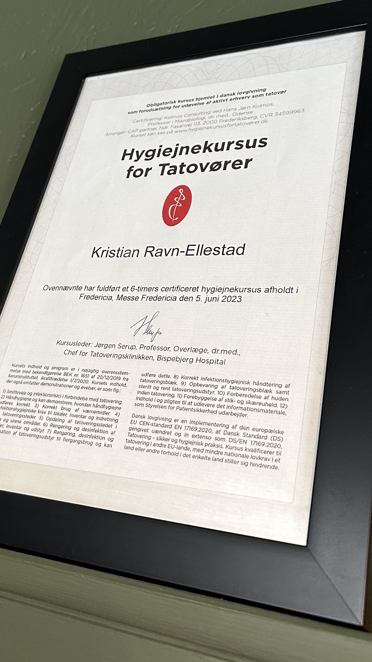 Kristian Ravn fra Tattoo Ebeltoft er registreret tatovør og har taget hygiejnebevis for tatovører